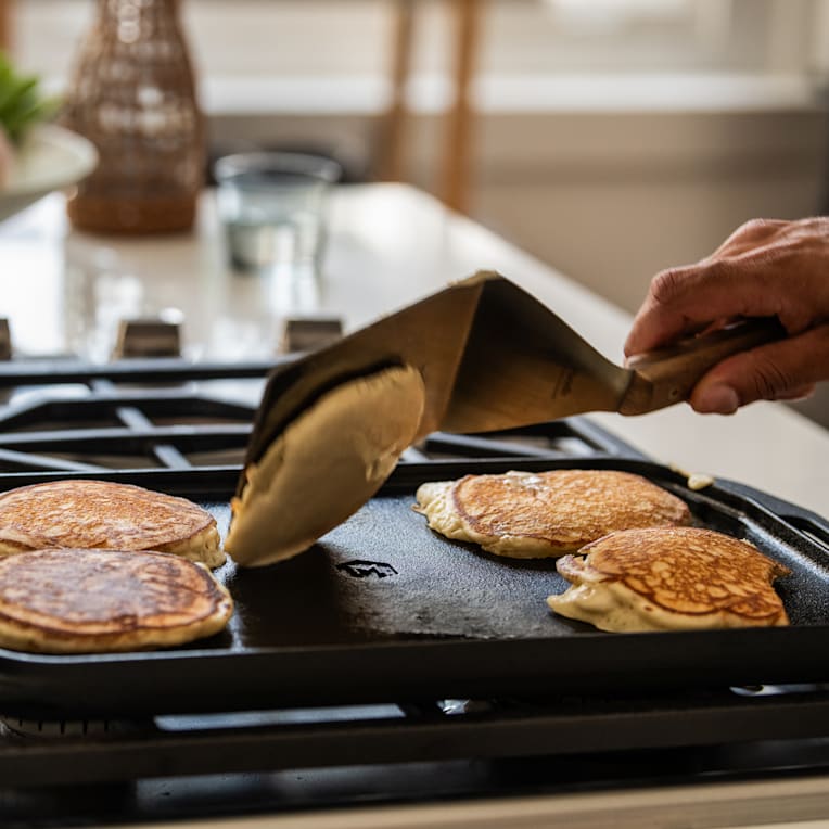 https://dam.bespokepost.com/image/upload/c_limit,dpr_2.0,f_auto,q_auto,w_382/v1/private-label/marcellin/cast-iron/cropped/marcellin_cast-iron_breakfast_griddle_kw18075-Edit